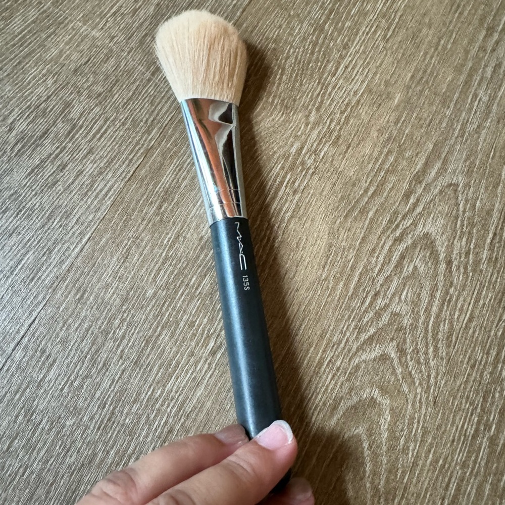 MAC135S- Large Flat Powder Brush
